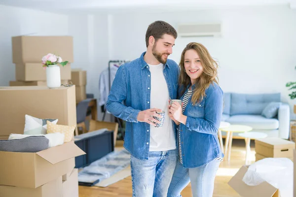 Junges Paar entspannt sich beim Umzug in ein neues Haus und trinkt einen Coff — Stockfoto