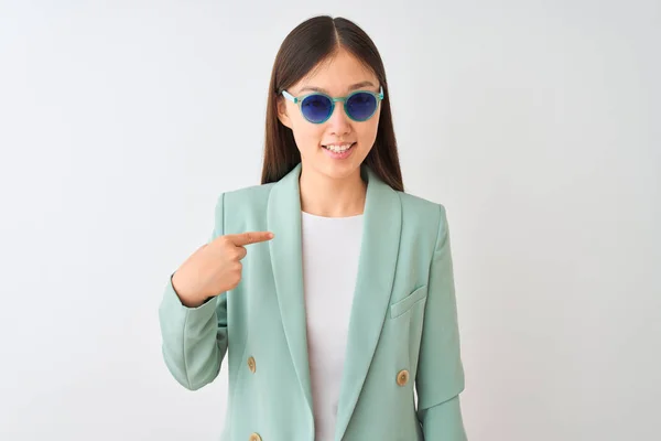 Empresária Chinesa Vestindo Jaqueta Óculos Sol Sobre Fundo Branco Isolado — Fotografia de Stock