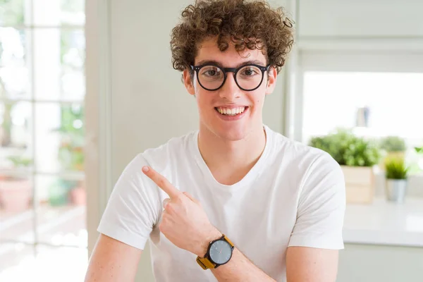 Jovem Homem Bonito Usando Óculos Alegres Com Sorriso Rosto Apontando — Fotografia de Stock