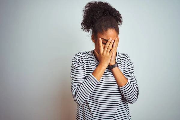 Mulher Afro Americana Vestindo Camisa Listrada Marinha Sobre Fundo Branco — Fotografia de Stock