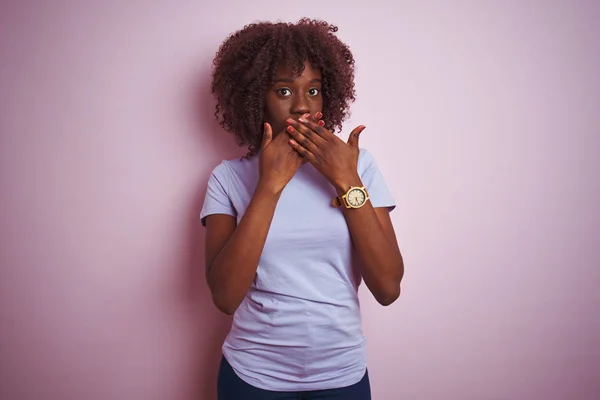 Mladá Africká Afro Žena Která Nosí Tričko Stojící Nad Izolovaným — Stock fotografie