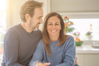 Birlikte evde oturan romantik orta yaş kaç