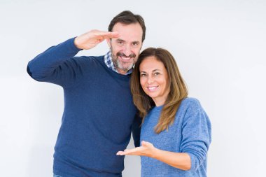 Güzel orta yaş kaç izole arka plan ile el hareketi aşk içinde büyük ve büyük boy işaret, ölçü birimi sembol gösteren eller. Kameraya bakarak gülümsüyordu. Ölçüm kavramı.