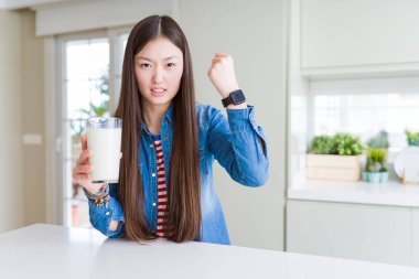 Güzel Asyalı kadın kızgın ve sinirli öfke, deli ve yükseltilmiş el, öfke kavramı ile bağırarak kızgın ve sinirli taze bir bardak içme