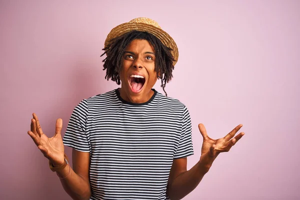 Homem Afro Americano Com Dreadlocks Vestindo Camiseta Marinha Chapéu Sobre — Fotografia de Stock