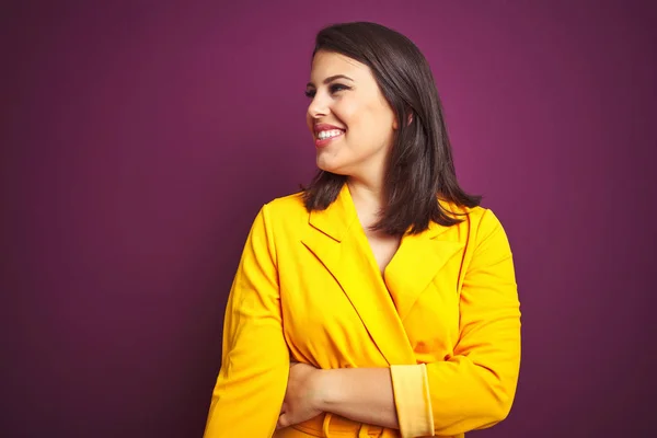 Mujer Morena Hermosa Joven Con Elegante Chaqueta Amarilla Sobre Fondo — Foto de Stock