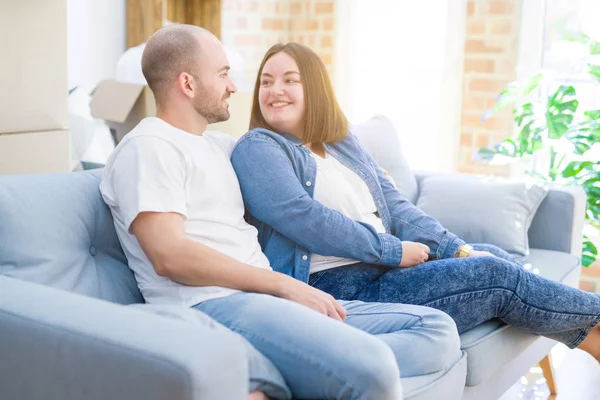 Ungt par i kärlek avkopplande och kramar sitter på soffan på — Stockfoto