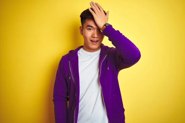 Jovem Asiático Chinês Homem Vestindo Camisola Roxa Sobre Isolado Amarelo — Fotografia de Stock