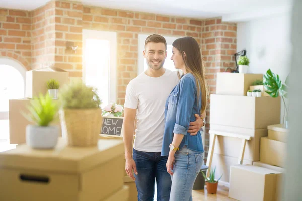 Hermosa Pareja Joven Que Muda Una Nueva Casa Sonriendo Cajas — Foto de Stock