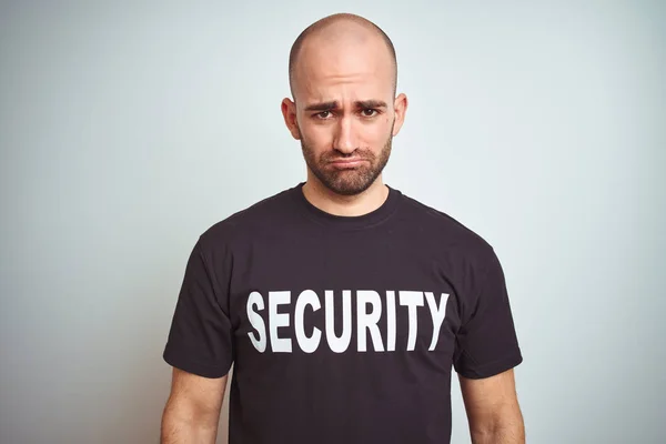 Mladý Ochranný Muž Který Nosí Bezpečnostní Uniformu Izolovaném Pozadí Strach — Stock fotografie