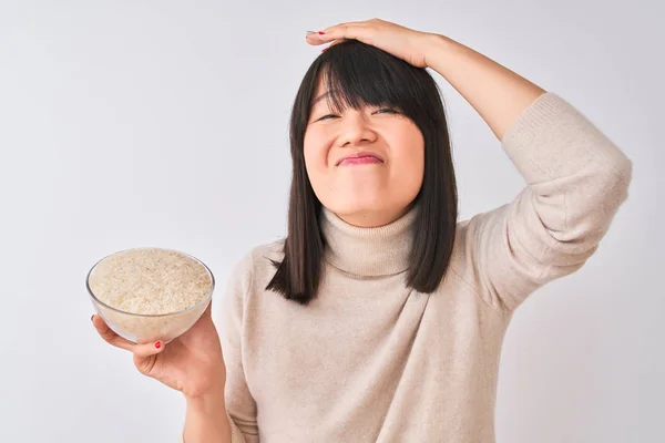 Junge Schöne Chinesin Hält Schüssel Mit Reis Über Isoliertem Weißem — Stockfoto