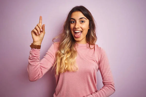 Giovane Bella Donna Indossa Maglione Sfondo Rosa Isolato Puntando Dito — Foto Stock