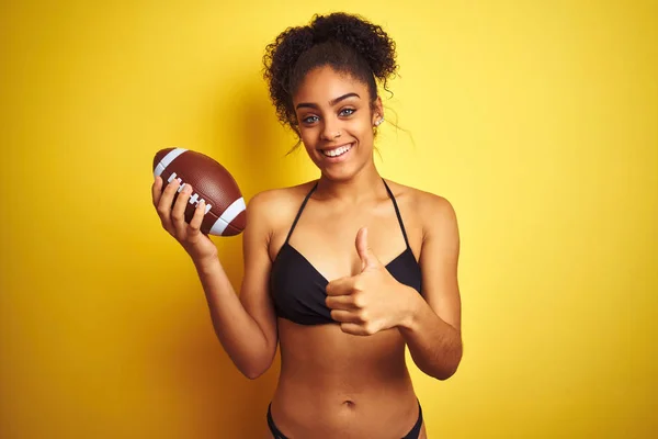 Afro Donna Americana Vacanza Indossando Bikini Giocare Rugby Sfondo Giallo — Foto Stock