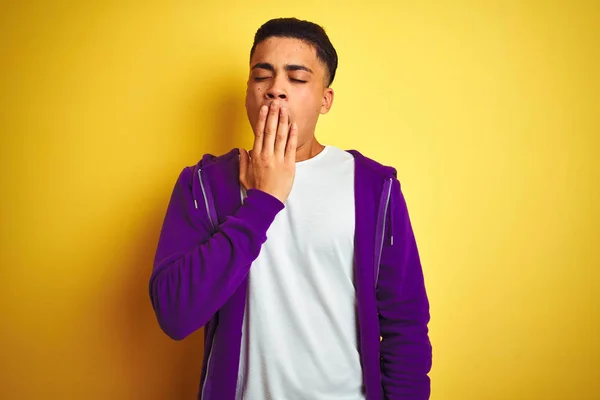 Hombre Brasileño Joven Con Sudadera Púrpura Pie Sobre Fondo Amarillo —  Fotos de Stock