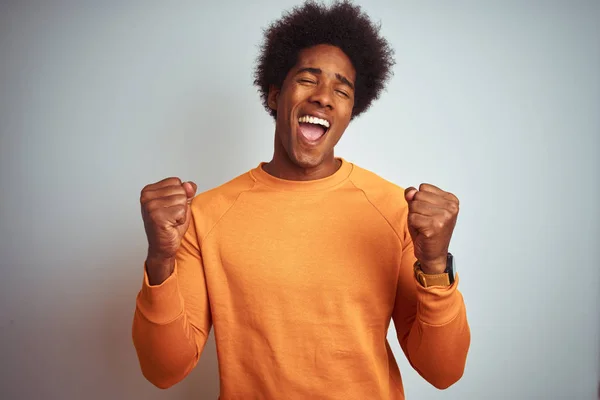 Fiatal Amerikai Férfi Afro Hajú Visel Narancssárga Pulóvert Több Mint — Stock Fotó