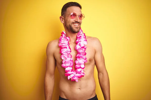 Joven Hombre Guapo Sin Camisa Con Gafas Sol Rosa Lei — Foto de Stock