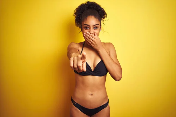Tatilde Bikini Giyen Afro Amerikalı Kadın Izole Sarı Arka Plan — Stok fotoğraf