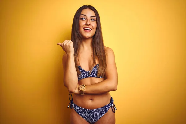 Jonge Mooie Vrouw Vakantie Dragen Bikini Staande Geïsoleerde Gele Achtergrond — Stockfoto