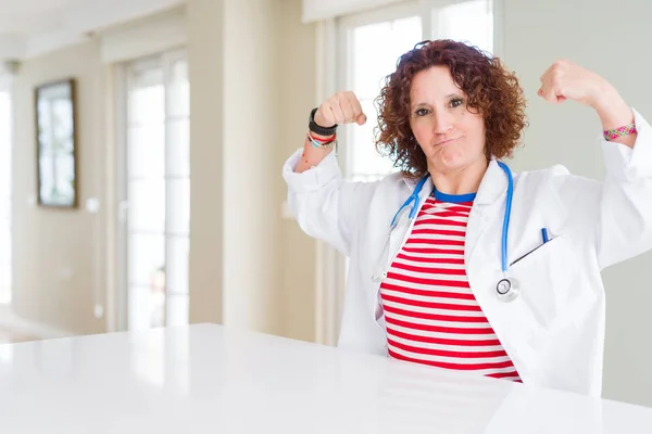 Médecin Principale Femme Portant Peignoir Médical Clinique Montrant Les Muscles — Photo