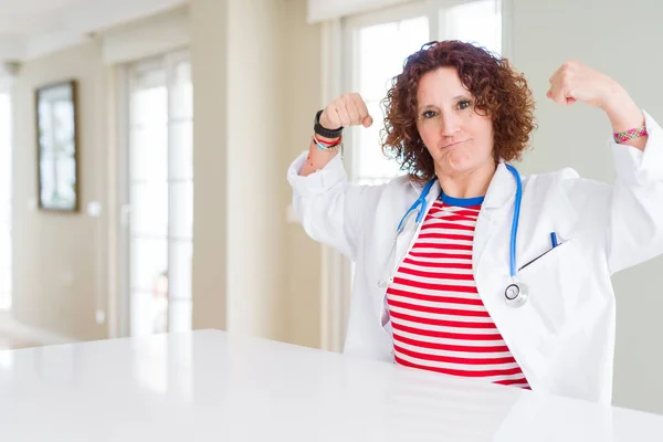 Senior Doctor Vrouw Het Dragen Van Medische Gewaad Kliniek Toont — Stockfoto