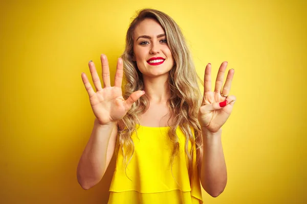 Unga Attactive Kvinna Bär Shirt Stående Över Gul Isolerad Bakgrund — Stockfoto