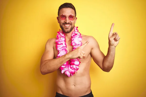 Joven Hombre Guapo Sin Camisa Con Gafas Sol Rosa Lei — Foto de Stock