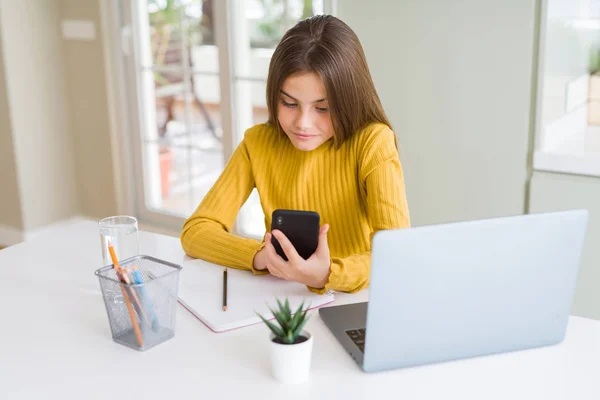 Hermosa Niña Usando Teléfono Inteligente Computadora Portátil Con Una Expresión —  Fotos de Stock