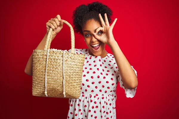 Afro Amerikaanse Vrouw Dragen Mode Jurk Houden Rieten Tas Geïsoleerde — Stockfoto