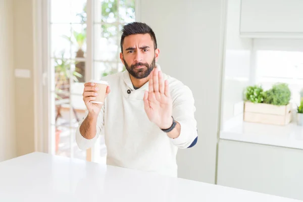 Vacker Spansktalande Man Dricker Kaffe Pappersmugg Med Öppen Hand Gör — Stockfoto
