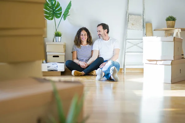 Romantische Paare mittleren Alters sitzen verliebt auf der Wohnung — Stockfoto