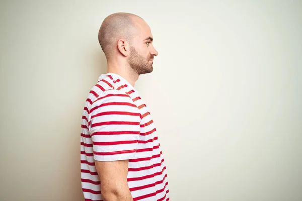 Jeune Homme Chauve Barbe Portant Shirt Rouge Rayé Décontracté Sur — Photo