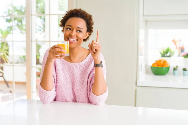 Молодая Африканская Американка Сырая Апельсиновый Сок Дома Удивлена Идеей Вопросом — стоковое фото