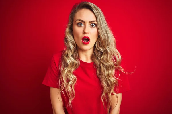 Mladá Krásná Žena Která Nosí Základní Tričko Stojící Nad Červeným — Stock fotografie