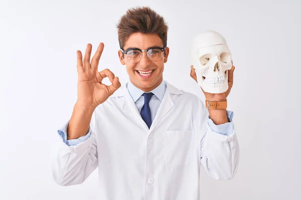 Genç Yakışıklı Doktor Adam Izole Beyaz Arka Plan Üzerinde Kafatası — Stok fotoğraf