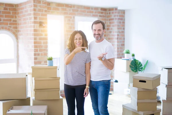 Seniorenpaar Mittleren Alters Zieht Ein Neues Zuhause Mit Kisten Herum — Stockfoto