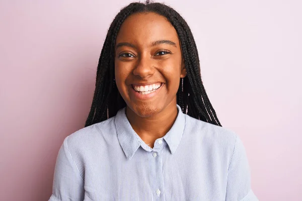 Jonge Afro Amerikaanse Vrouw Draagt Gestreepte Shirt Staan Geïsoleerde Roze — Stockfoto