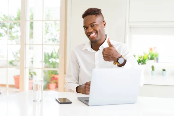 African American Business Man Werken Met Behulp Van Laptop Doet — Stockfoto