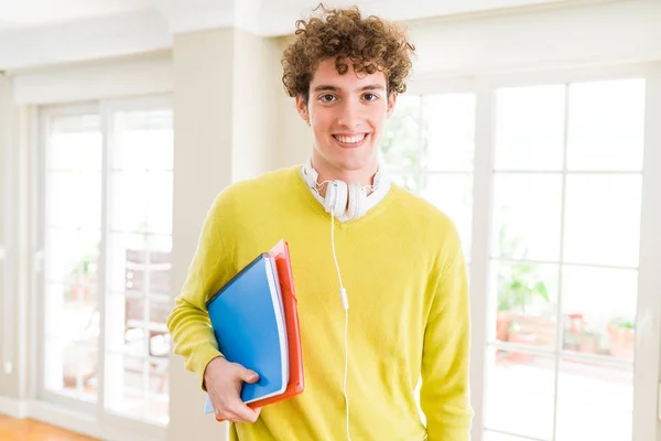 Jonge Student Man Draagt Hoofdtelefoon Houdt Notebooks Met Een Gelukkig — Stockfoto