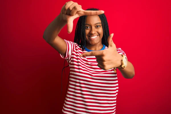 Νεαρή Αφροαμερικανή Γυναίκα Ριγέ Shirt Στέκεται Πάνω Από Απομονωμένο Κόκκινο — Φωτογραφία Αρχείου