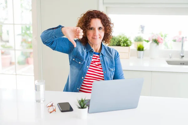 Mujer Mayor Trabajando Con Computadora Portátil Con Cara Enojada Signo — Foto de Stock