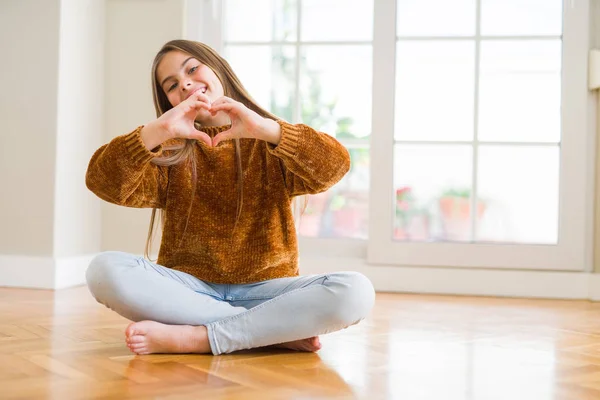 Menina Bonita Criança Sentada Chão Casa Sorrindo Amor Mostrando Símbolo — Fotografia de Stock