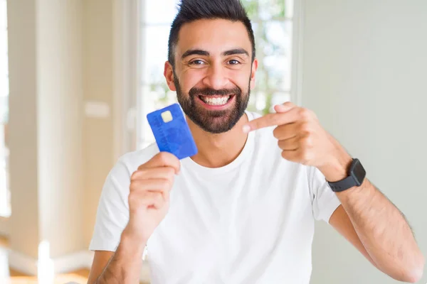 Όμορφος Ισπανικός Άνθρωπος Που Κρατά Την Πιστωτική Κάρτα Πολύ Χαρούμενη — Φωτογραφία Αρχείου