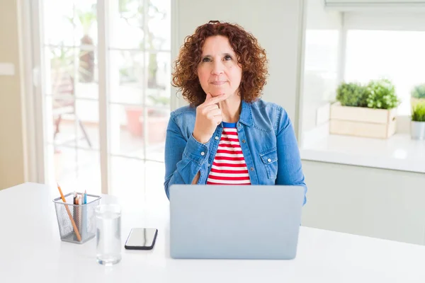 Mujer Mayor Que Trabaja Con Computadora Portátil Cara Seria Pensando — Foto de Stock