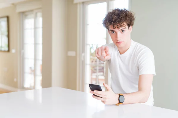 Jonge Man Met Behulp Van Smartphone Thuis Wijzend Met Vinger — Stockfoto