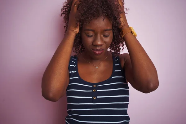 Mujer Afro Africana Joven Con Camiseta Rayas Pie Sobre Fondo —  Fotos de Stock