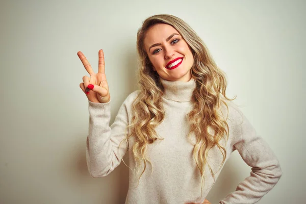 Mooie Vrouw Dragen Winter Coltrui Trui Geïsoleerde Witte Achtergrond Glimlachend — Stockfoto