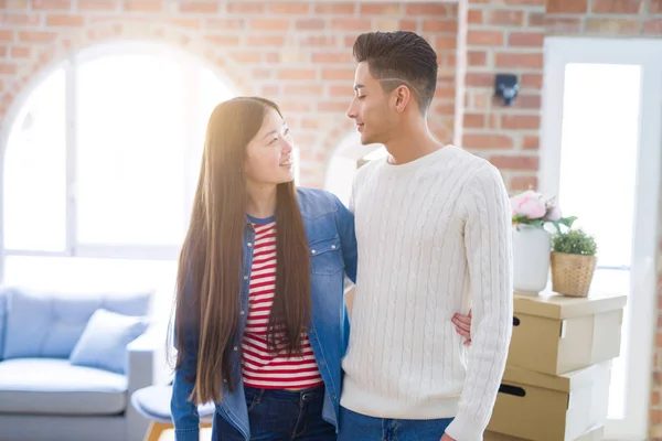 Vackra Unga Asiatiska Paret Ser Glad Och Leende Upphetsad Flyttar — Stockfoto