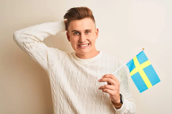 Ung Stilig Man Holding Sweadish Sverige Flagga Över Isolerad Vit — Stockfoto