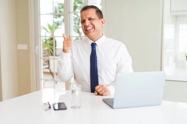 Średnim Wieku Człowiek Biznesu Pracy Laptopem Komputer Uśmiechnięty Szczęśliwy Twarz — Zdjęcie stockowe