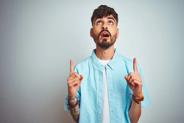 Jovem Com Tatuagem Vestindo Camisa Azul Sobre Fundo Branco Isolado — Fotografia de Stock